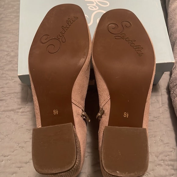 Seychelles audition taupe suede bootie. - Picture 3 of 3